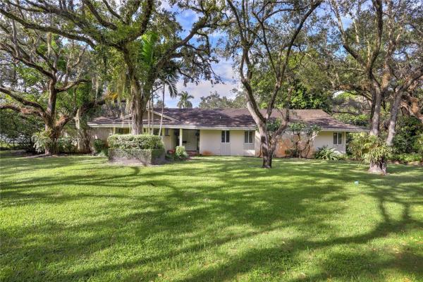 Snapper Creek Lakes, 9950 Sea Grape Cir, Coral Gables, Florida 33156, image 2