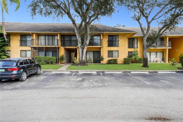 Hampton Court, 5845 Washington St #71, Hollywood, Florida 33023, image 2