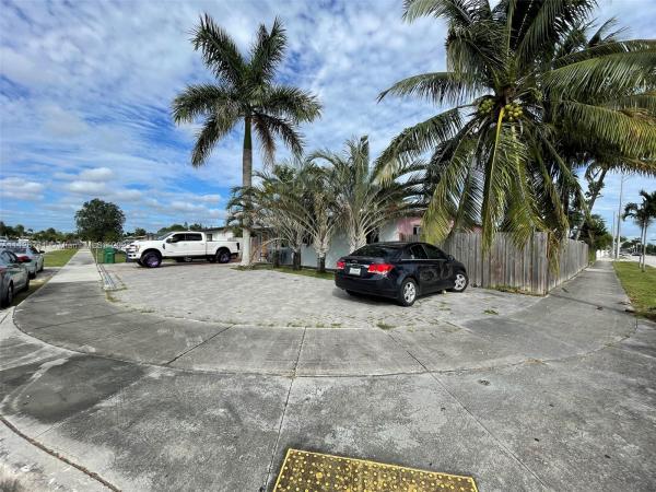Lee Bell Homes, 28733 SW 147th Pl, Leisure City, Florida 33033, image 2