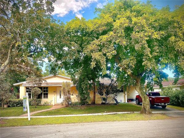 Pickwick Lake Estates, 901 NE 182nd Ter, North Miami Beach, Florida 33162, image 2