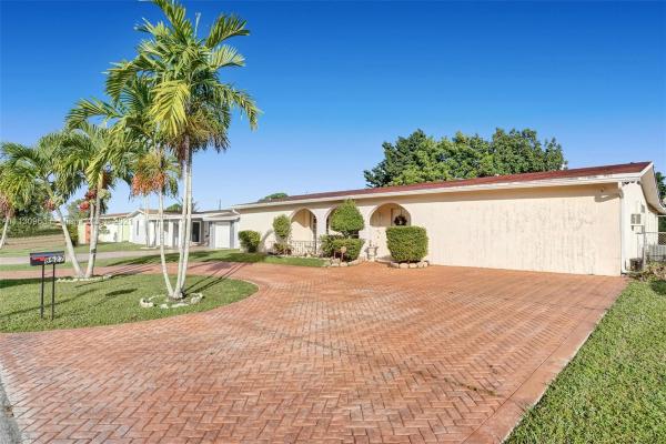 The Knolls, 8627 Beekman Dr, Miramar, Florida 33025, image 2