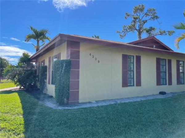 Ashley Villas, 4339 Royal Banyan Way, Lake Worth, Florida 33461, image 2