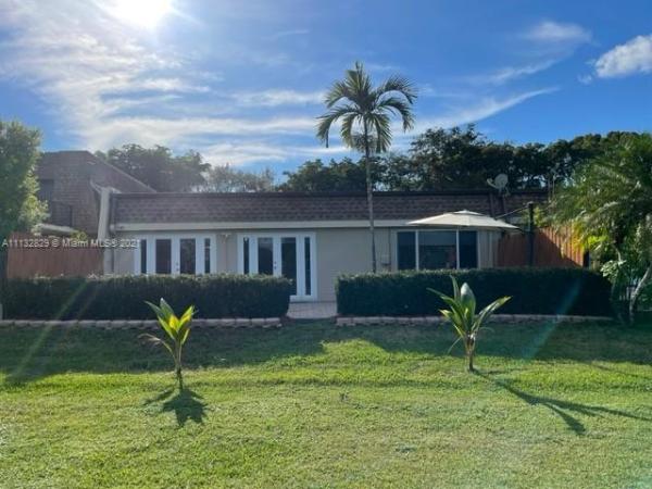 Country Club Of Miami Fairway Villas, 19013 E Lake Dr, Hialeah, Florida 33015, image 2
