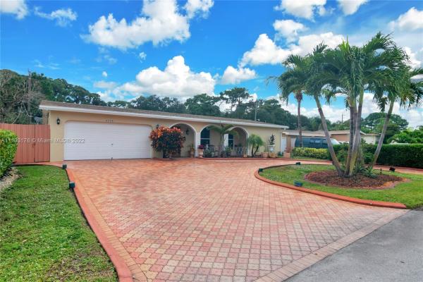 The Knolls, 8504 Southampton Dr, Miramar, Florida 33025, image 2