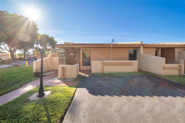 Villas Of Madeira, 632 SW 93rd Pl, Fountainebleau, Florida 33174, image 2