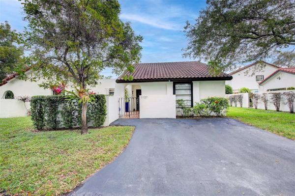 Town Villas In The Crossings, 11137 SW 134th Pl, The Crossings, Florida 33186, image 2
