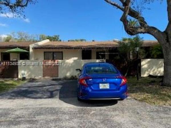 Kendale Lakes No HOA, 13814 Kendale Lakes Dr, Kendale Lakes, Florida 33183, image 2