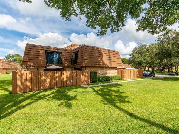 Camelot Gardens, 2559 Lakeview Ct, Cooper City, Florida 33026, image 2