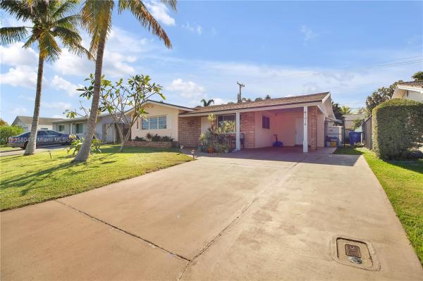 Lyndon Lanes, 1016 Pine Tree Dr, Lantana, Florida 33462, image 1
