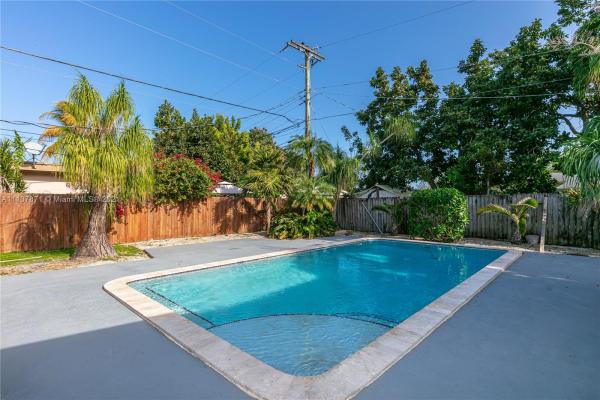 Holiday House, 9640 Thanksgiving Dr, Cutler Bay, Florida 33157, image 2