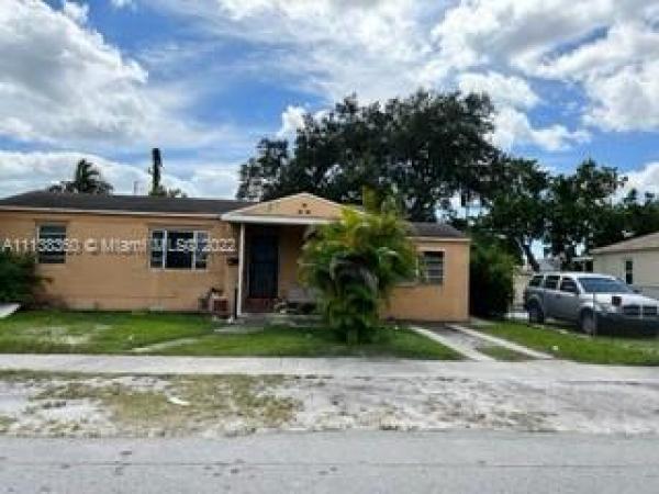 Stephens Manor, 820 NW 76th St, Gladeview, Florida 33150, image 2