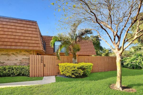 Camelot Gardens, 2596 Garden Ct, Cooper City, Florida 33026, image 2