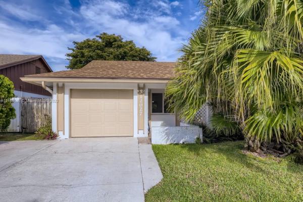 Channing Villas Of Wellington, 12027 Suellen Cir, Wellington, Florida 33414, image 2