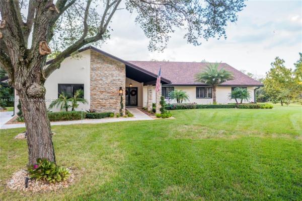 Laurel Oaks, 11945 Silver Oak Dr, Davie, Florida 33330, image 2