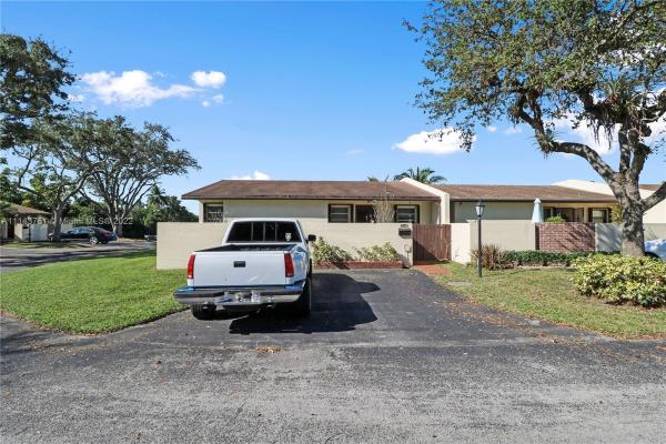 Kendale Lakes No HOA, 13766 Kendale Lakes Dr, Kendale Lakes, Florida 33183, image 2