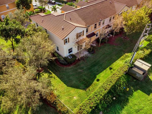 Emerald Creek Townhomes, 12423 Emerald Creek Mnr, Plantation, Florida 33325, image 2