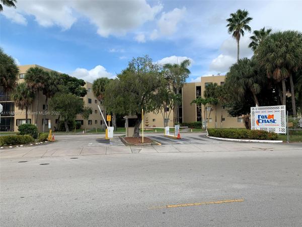 Fox Chase, 8635 NW 8th St #416, Fountainebleau, Florida 33126, image 2