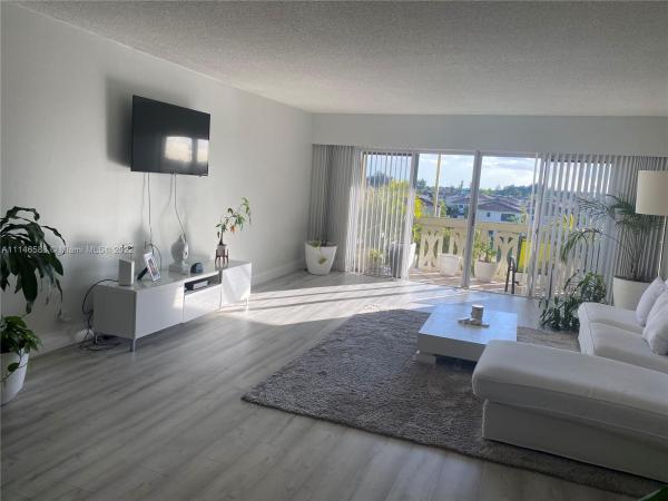 Canongate, 800 NE 195th St #414, Ives Estates, Florida 33179, image 2