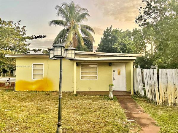 Hyde Park Manor, 1100 NW 141st St, Golden Glades, Florida 33168, image 2