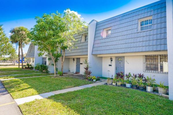 Town & Country, 3736 NW 21st St #303, Lauderdale Lakes, Florida 33311, image 2