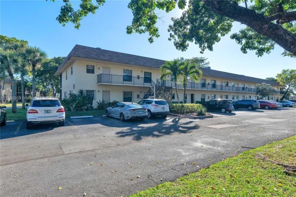 Villas At Carriage Hills, 200 Gate Rd #101, Hollywood, Florida 33024, image 2