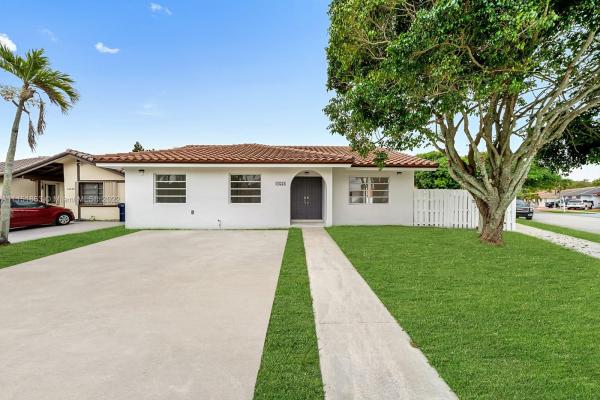 Munne Royal Homes, 14554 SW 96th Ter, The Hammocks, Florida 33186, image 2