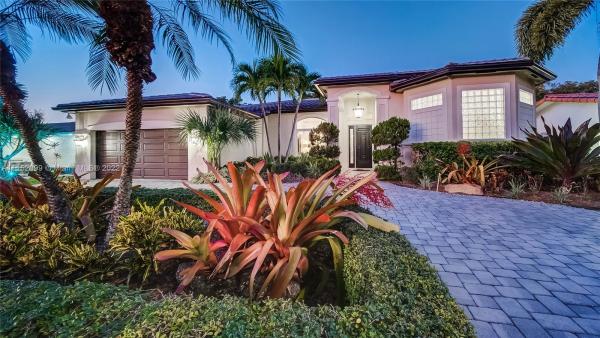 Loch Ness, 6951 Loch Ness Dr, Miami Lakes, Florida 33014, image 2