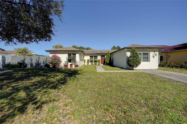 Country Lake Manors, 5819 NW 198th Ter, Country Club, Florida 33015, image 2