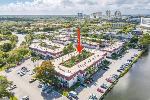 Villas Of Pinecrest, 8600 SW 67 Ave #944, Pinecrest, Florida 33156, image 2