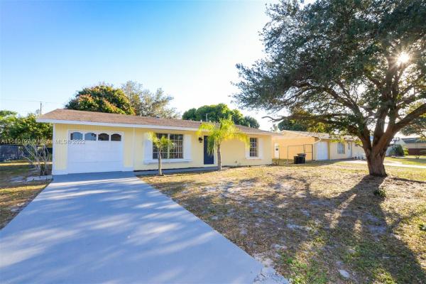 250 SE Verada Ave, Florida 34983, image 2