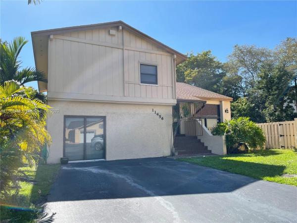 Hacienda Estates, 11456 SW 35th Ln, University Park, Florida 33165, image 2