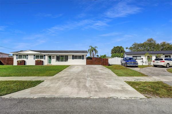 Heftler Homes, 5240 SW 103rd Pl, Westwood Lakes, Florida 33165, image 2
