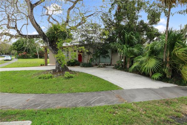 Westwood Lakes Residential, 10820 SW 52nd Dr, Westwood Lakes, Florida 33165, image 2