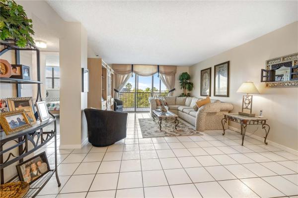 Chantilly, 900 NE 195th St #509, Ives Estates, Florida 33179, image 2