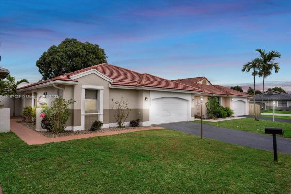Waterford Patio Homes, 5910 Leeds Ln, Davie, Florida 33331, image 1