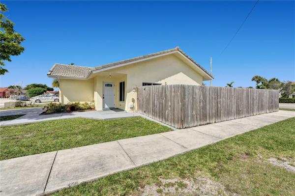 Lakes Of Palm Springs, 6941 NW 168th St, Country Club, Florida 33015, image 2