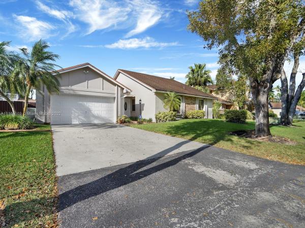 Lakes Of The Meadow, 15561 SW 54th Ter, Kendall West, Florida 33185, image 2