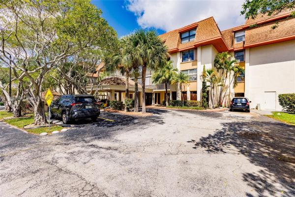 Cedar Glenn, Ives Estates, Florida 33179, image 1