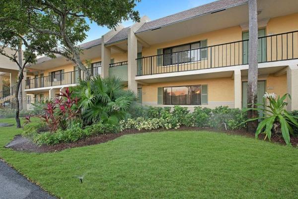 517 Meadows Cir, Boynton Beach, Florida 33436, image 2