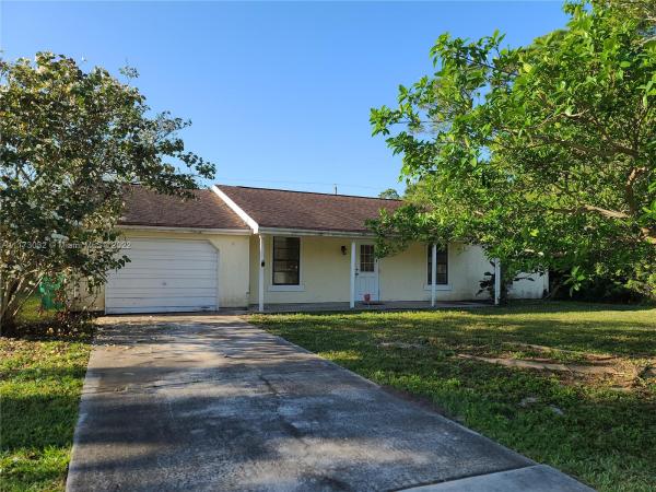 982 SE Candle Ave, Florida 34983, image 2
