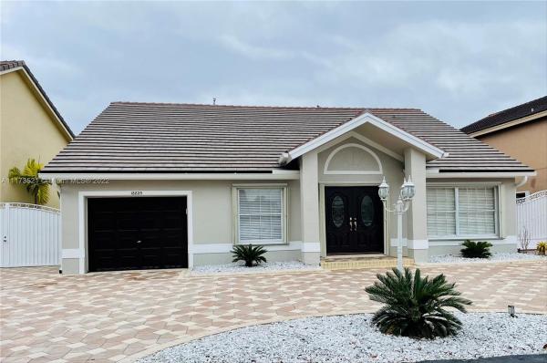West Esplanade, 18825 NW 79th Ct, Hialeah, Florida 33015, image 2
