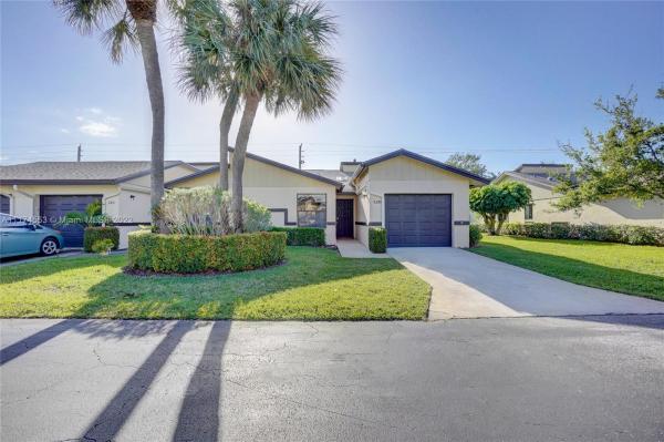 Ridgepointe Woods Villas, 12 Ridge Pointe Dr #D, Boynton Beach, Florida 33435, image 2