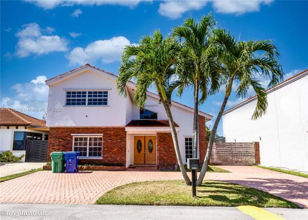 Bird Lakes Townhouses, 14417 SW 45th Ter, Kendale Lakes, Florida 33175, image 2