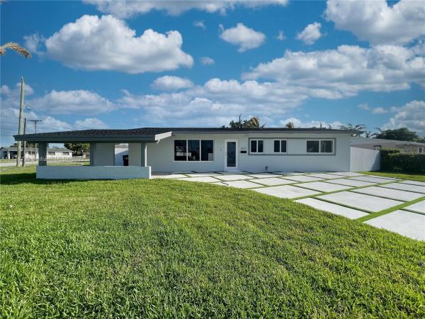 Heftler Homes, 10371 SW 44th St, Westwood Lakes, Florida 33165, image 2