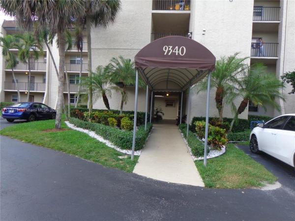 Lagoon Place, 9340 Lagoon Pl #303, Davie, Florida 33324, image 2