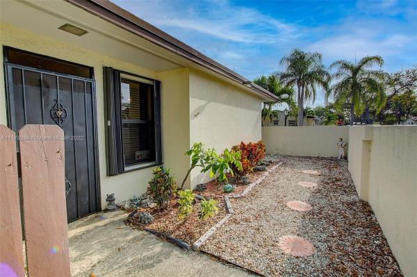 Kendale Lakes No HOA, 13794 Kendale Lakes Dr, Kendale Lakes, Florida 33183, image 2