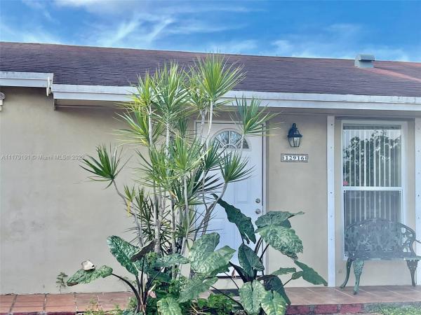 Royale Green, 12916 SW 46th Ln #12916, Kendale Lakes, Florida 33175, image 2