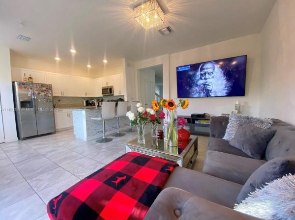 Las Ramblas At Via Ventura, 286 NE 208th Ter #286, Ives Estates, Florida 33179, image 2