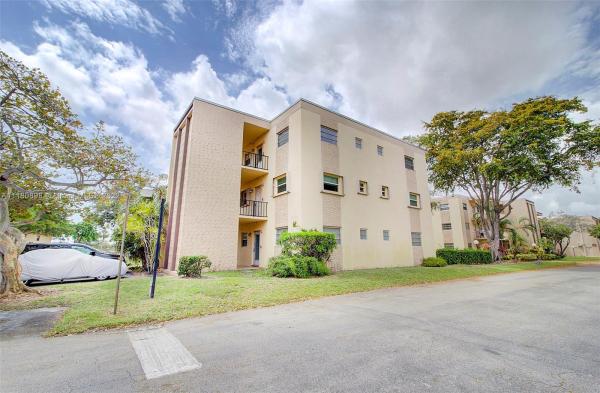 Cambridge House Of Carriage Hills, 301 Cambridge Rd #114, Hollywood, Florida 33024, image 1