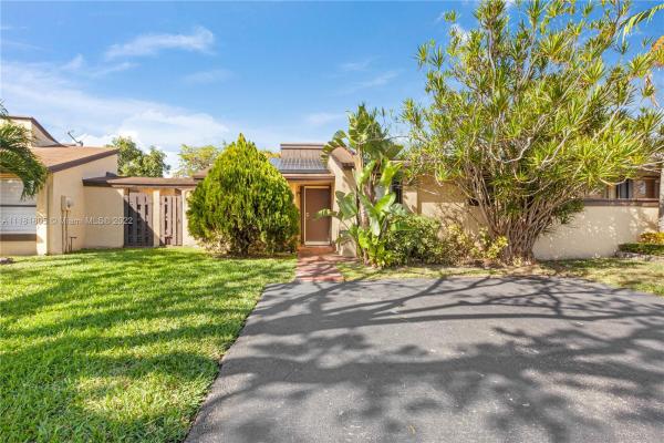 Woodgate East, 12719 SW 71st Ter, Kendale Lakes, Florida 33183, image 2